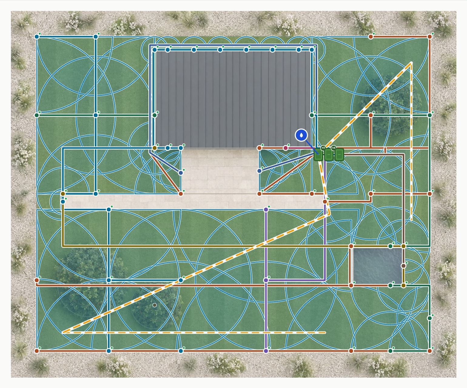 Ogród 600 m² — zraszacze, krople i drzewa — Plan z podkładem
